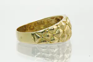 23 - Mooi bewerkte 18 Krt geel gouden dames ring met ruitmotieven kopen? Bied vanaf 240!