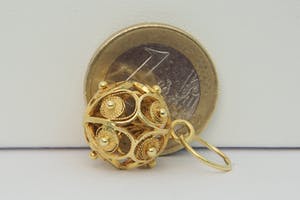 2531- Bijzondere 18 karaats - opengewerkte geel-gouden filigrain bol hanger kopen? Bied vanaf 110!
