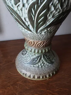 Faience Hubert Bequet - Kunstige Vaas getooid met paarden en bladeren kopen? Bied vanaf 50!