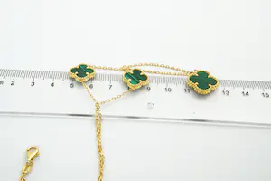 46 - Sierlijk en fijn  20krt gouden collier met 3 malachiet klavertjes 4 hangers kopen? Bied vanaf 475!