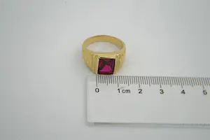 28- Grote en mooi bewerkte 18 krt geel gouden ring met gefacetteerde  kleursteen kopen? Bied vanaf 395!