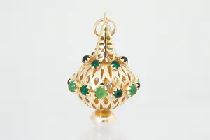 44 - Opvallende 18Krt geel-gouden "olielamp" hanger met groene steentjes. kopen? Bied vanaf 220!