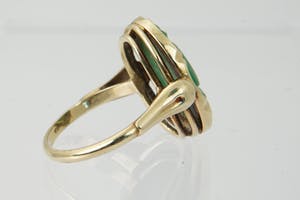1274 - Aparte 14krt gouden dames ring met handgesneden groene steen (Jade?) kopen? Bied vanaf 85!