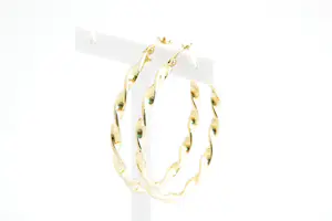 47 - 1 vrijwel nieuw paar geel-gouden 18 Krt oorringen  - gedraaid Creolen model kopen? Bied vanaf 270!