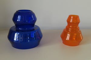 Niet of onleesbaar gesigneerd - Blauwe en oranje Space Age glazen lampenkapjes kopen? Bied vanaf 1!