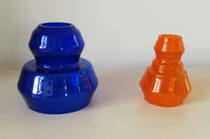 Niet of onleesbaar gesigneerd - Blauwe en oranje Space Age glazen lampenkapjes verkocht voor € 1!