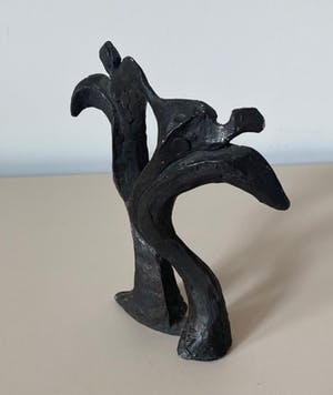 Niet of onleesbaar gesigneerd - Verbronsd abstract beeld van twee dansende of feestende figuren kopen? Bied vanaf 1!