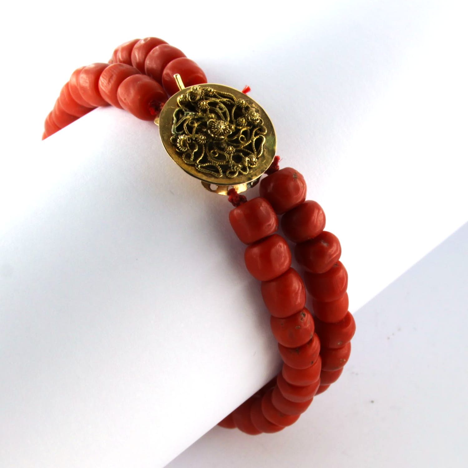 2 strengs bloedkoralen antieke armband met een 14k geel gouden antiek slot verkocht voor € 200!