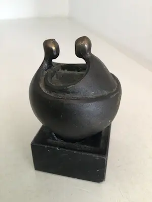 Corry Ammerlaan - Sculptuur “ TAKE CARE “ kopen? Bied vanaf 1!