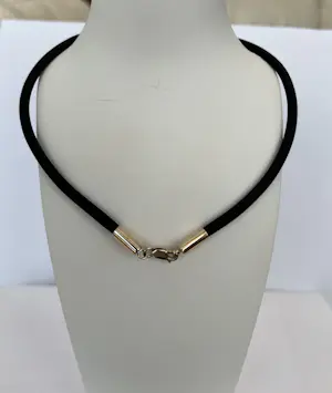 Zwart rubberen colier met gouden sluiting kopen? Bied vanaf 80!