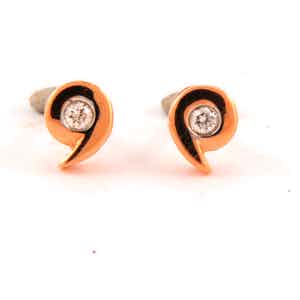 14k rosé gouden oorknoppen bezet met briljant geslepen diamant tot. 0.06ct verkocht voor € 110!