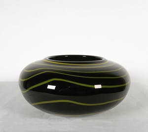 David Traub - Zwart glazen vaas met ingesloten gele slinger kopen? Bied vanaf 50!