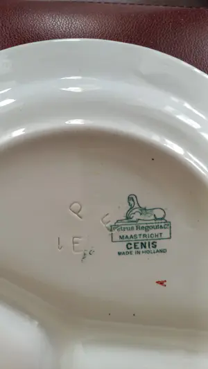 Firma Regout & Co - Platte schaal drievaks dekor Cenis. kopen? Bied vanaf 45!