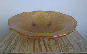 Niet of onleesbaar gesigneerd - Amber gesatineerde persglas fruitschaal kopen? Bied vanaf 1!