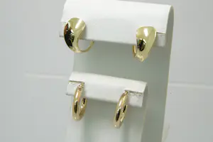 15 - Twee (2) paar 14krt geel gouden oorsieraden - creolen en bladeren kopen? Bied vanaf 170!
