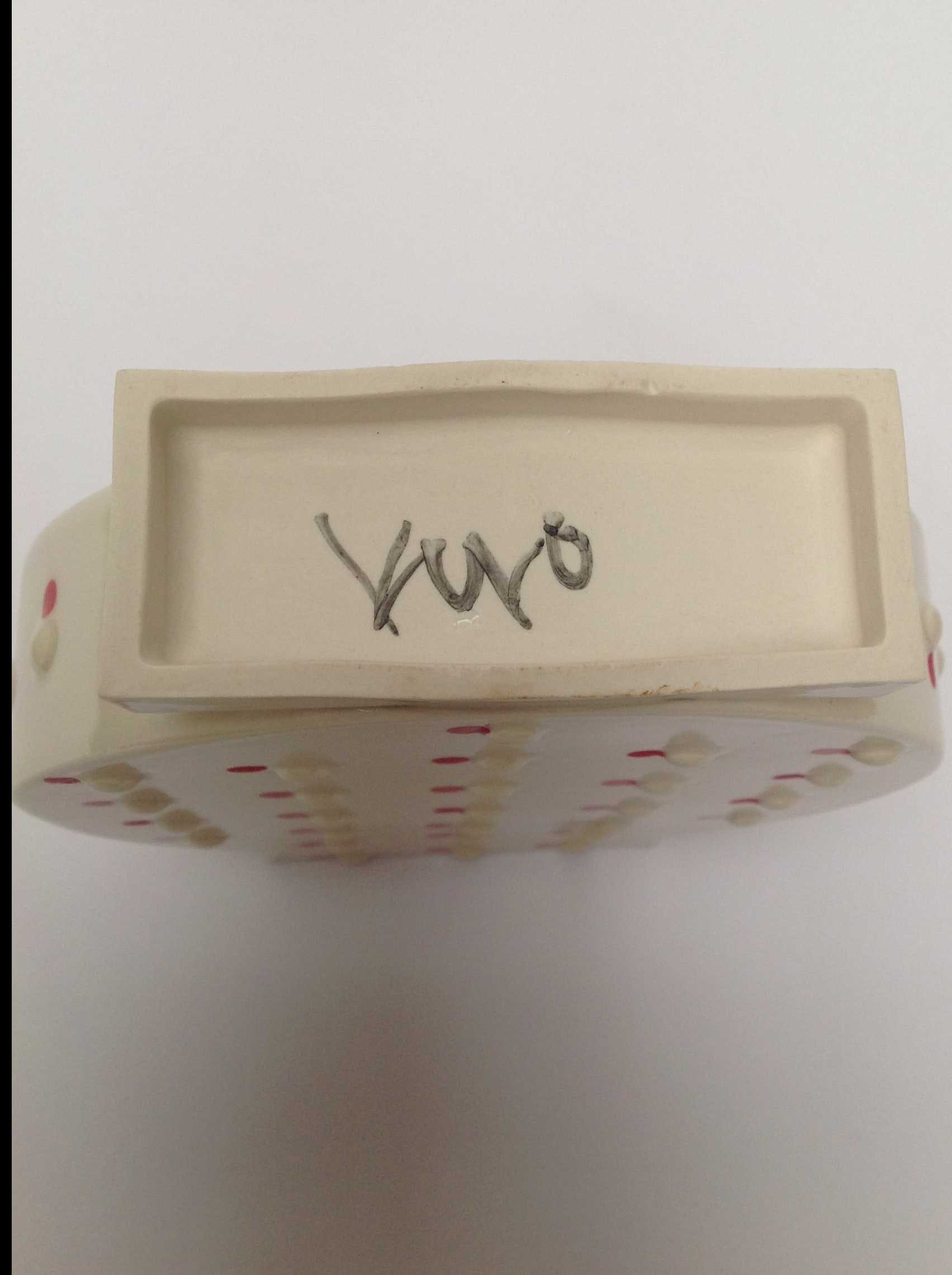 Kyoko Inatome - Vaas met noppen en rode stippen kopen? Bied vanaf 20!