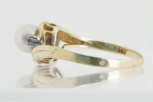 72 - Elegante 14 karaats geel-gouden dames  ring met parel en diamant (achtkant) kopen? Bied vanaf 80!