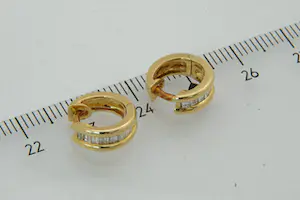 2 - Sierlijk paar 18 Krt geel-goud & diamanten (18 baguettes / 0.40ct) oorclips kopen? Bied vanaf 280!
