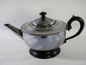 Niet of onleesbaar gesigneerd - Chroom metalen theepot met keramische voering kopen? Bied vanaf 1!