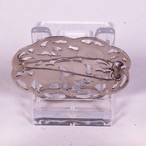 Deels opengewerkte zilveren broche kopen? Bied vanaf 1!