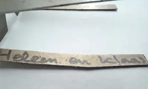 Klaas Gubbels - Lippen op tafel, handgekleurd metalen beeld (2016) kopen? Bied vanaf 175!