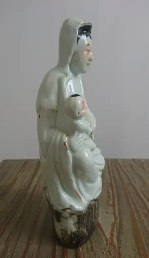 Niet of onleesbaar gesigneerd - Porseleinen beeldje Guanyin/Kwan Yin kopen? Bied vanaf 1!