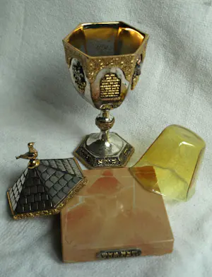 Frank Meisler - Kiddush cup in goud- en zilverkleur met "Duif"-motief, op sokkel – Hoogte 25 cm kopen? Bied vanaf 200!