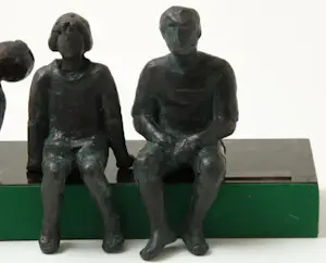 Marijke Cosse - Bronzen sculptuur: 3 zittende kinderen kopen? Bied vanaf 250!