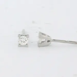 18k wit gouden solitair oorknoppen met briljant geslepen diamant tot. 0.20ct kopen? Bied vanaf 325!