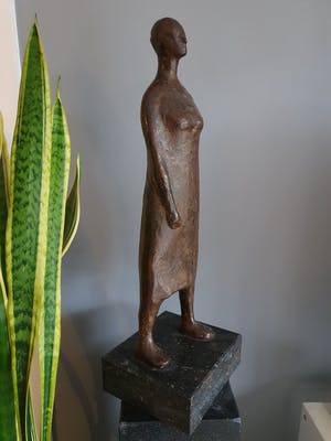 Robert Bosari - Bronzen beeld van staande dame kopen? Bied vanaf 1395!