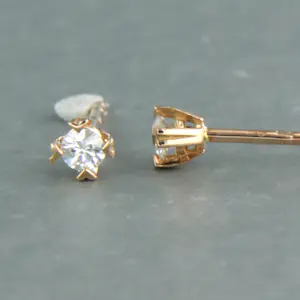 18k rosé gouden solitair oorknoppen met briljant geslepen diamant tot. 0.12ct kopen? Bied vanaf 200!