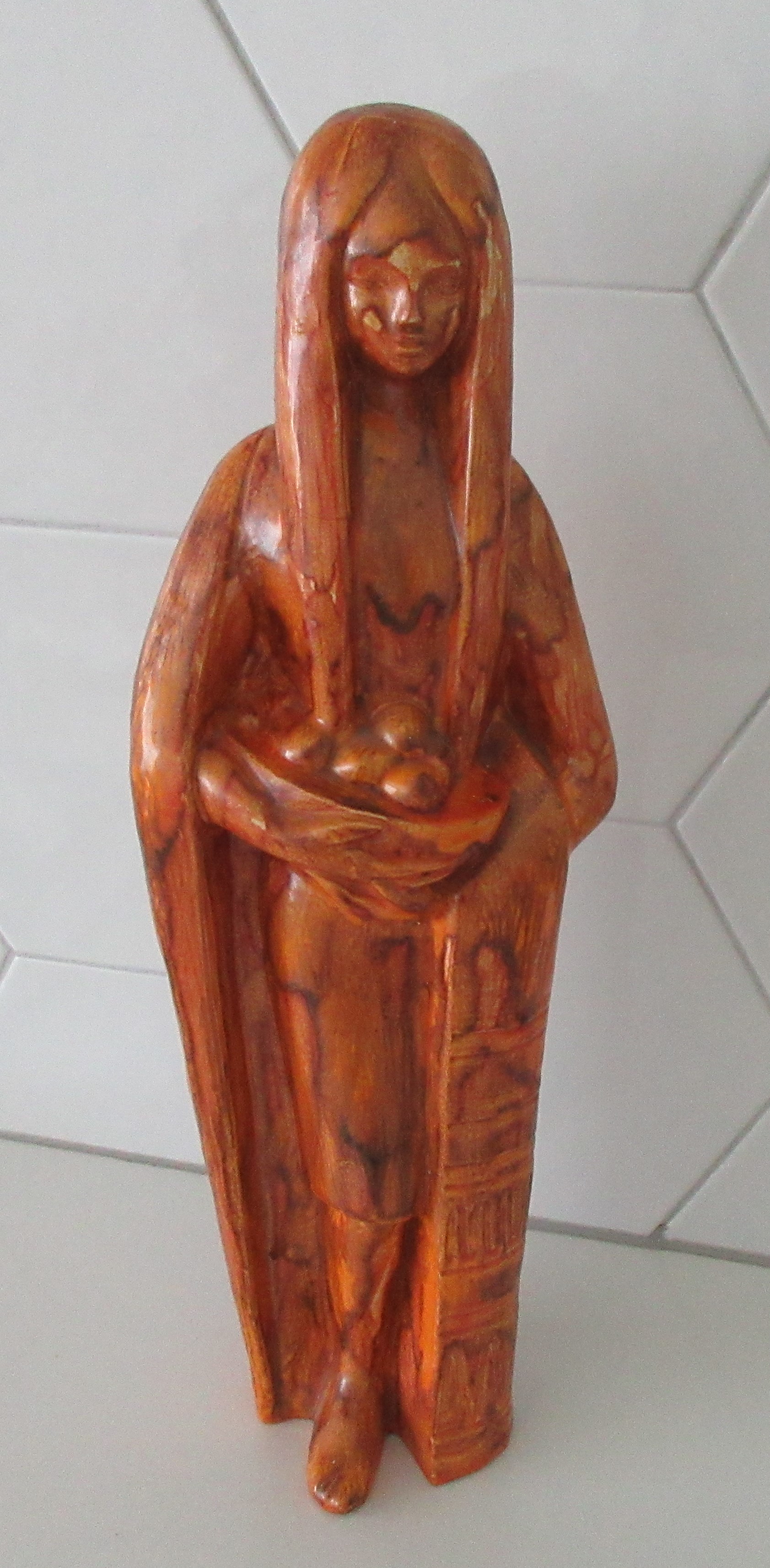 Niet of onleesbaar gesigneerd - Grote oranje art deco faience plastiek van een jonge vrouw kopen? Bied vanaf 1!