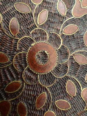 Curiosa - 2 Poolse folkloristische borden met zeer verfijnd houtsnijwerk kopen? Bied vanaf 1!