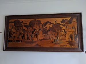 Niet of onleesbaar gesigneerd - Groot houten schilderij, 170x72 cm. Dorpsplein met put in Duitstalig land. kopen? Bied vanaf 1!
