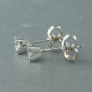 18k wit gouden solitair oorknoppen met briljant geslepen diamant tot. 0,22ct kopen? Bied vanaf 300!