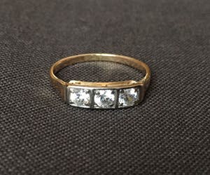 14K Goud - geelgouden vingage ring met drie stenen in witgouden zetting kopen? Bied vanaf 1!