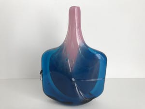 Mdina kunstglas - Michael Harris Mdina Fish vaas / Axe head vaas roze blauw kopen? Bied vanaf 105!