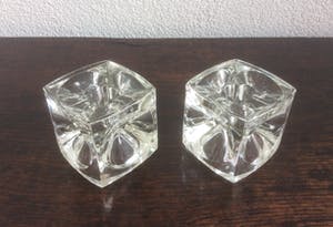 Niet of onleesbaar gesigneerd - TWEE KRISTALLEN KAARSENHOUDERS kopen? Bied vanaf 1!