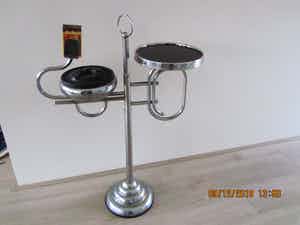 Niet of onleesbaar gesigneerd - originele rookstandaard verkocht voor € 10!