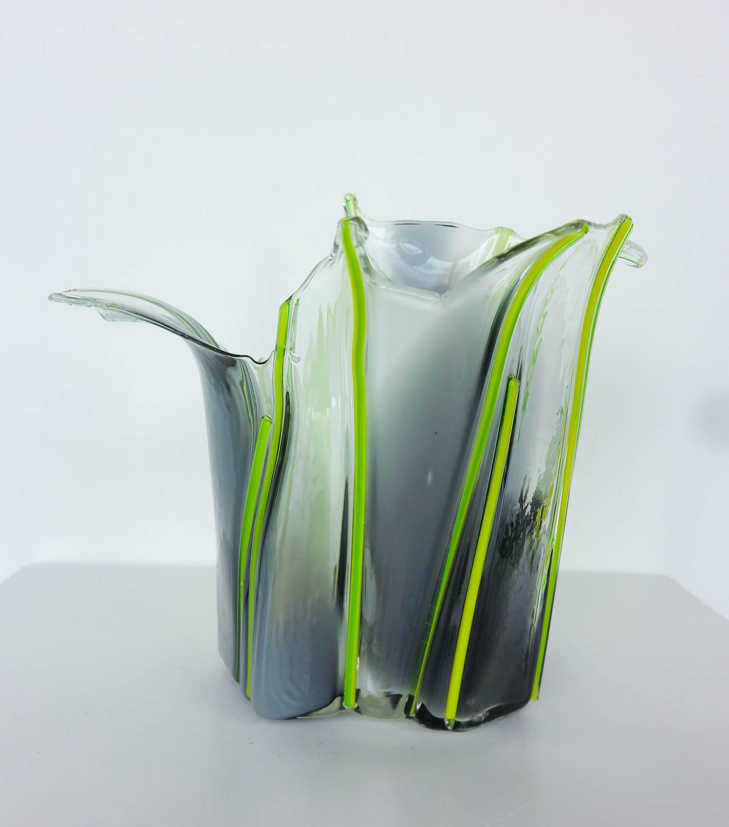 Willem Heesen - Glasobject, Grote wit / zwarte vaas met gele strepen kopen? Bied vanaf 250!