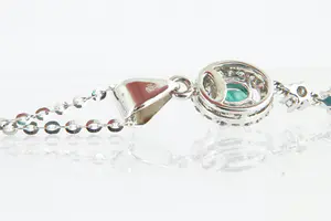 56 - Fijn 14Krt witgouden collier & (0.50ct) diamanten hanger met 2 smaragden kopen? Bied vanaf 360!