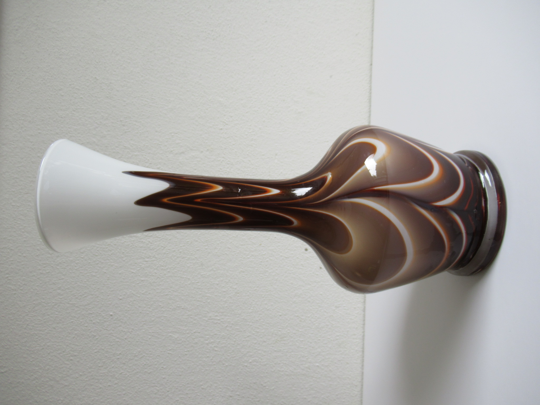 Niet of onleesbaar gesigneerd - Opaline glazen vaas verkocht voor € 6!