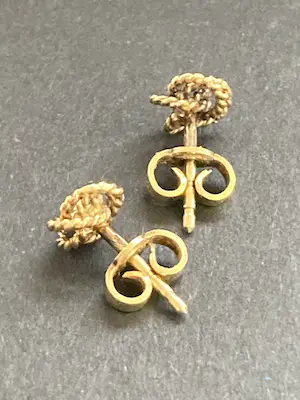 14 karaats geelgouden fantasie oorknoppen kopen? Bied vanaf 80!