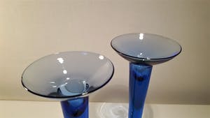 Niet of onleesbaar gesigneerd - Twee design glazen kaarsenhouders blauw met groene voet kopen? Bied vanaf 1!