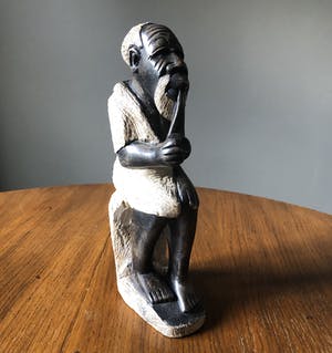 Niet of onleesbaar gesigneerd - Afrikaans grootvader beeld met pijp kopen? Bied vanaf 1!