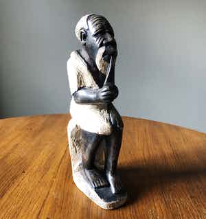 Niet of onleesbaar gesigneerd - Afrikaans grootvader beeld met pijp verkocht voor € 1!