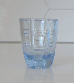 Niet of onleesbaar gesigneerd - Blauw persglazen art deco likeurkarafje en drie glaasjes kopen? Bied vanaf 1!