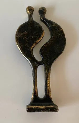 Niet of onleesbaar gesigneerd - Bronzen abstract beeldje van twee figuren kopen? Bied vanaf 1!