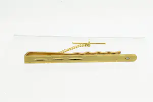 Acheter65- Fraai bewerkte vintage jaren 60 dasclip met briljant en veiligheidsketting? Enchérissez de 120!
