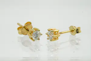 75 - Een charmant paar 18 karaats geelgoud en (0.50ct) diamanten oorstekers kopen? Bied vanaf 300!